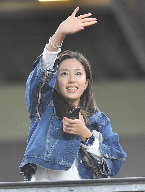エンゼルス戦に先発するヤンキース田中将大に声援を送るまい夫人（撮影・菅敏）