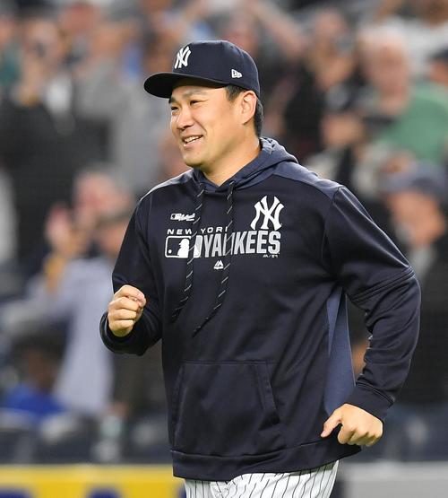 地区優勝を決め、笑顔でフィールドに向かうヤンキース田中（撮影・菅敏）