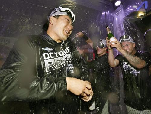 地区優勝を決め、チームメートとシャンパンファイトをするヤンキース・田中（共同）