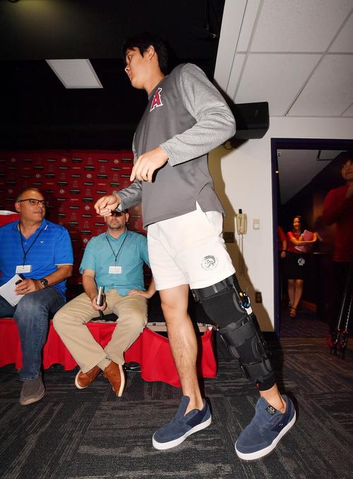 수술한 왼쪽 무릎에 의료 기구를 대고 회장에 들어가는 엔젤스 오오타니(촬영·칸 사토시)