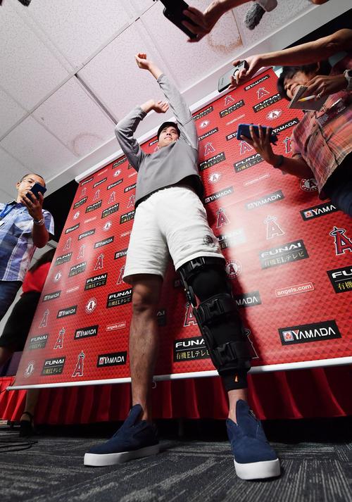 左ひざ手術後、初めて会見を行うエンゼルス大谷は、左ひざに医療器具を着けて記者の質問に答える（撮影・菅敏）