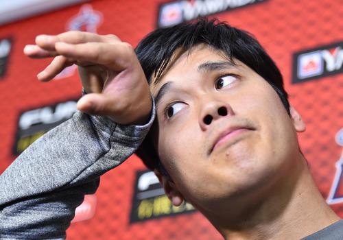 左ひざ手術後、初めて会見を行うエンゼルス大谷（撮影・菅敏）