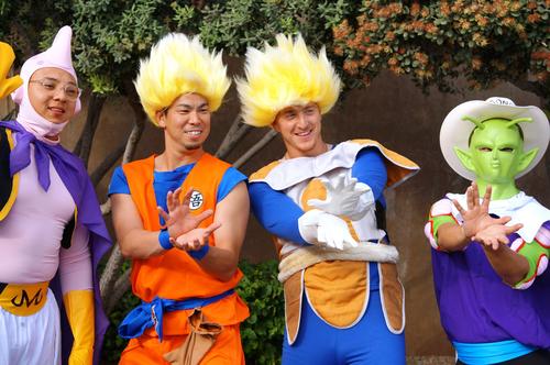 「ドラゴンボールZ」のスーパーサイヤ人・孫悟空にふんし、同僚とともにかめはめ波のポーズをとるドジャース前田（撮影・斎藤庸裕）