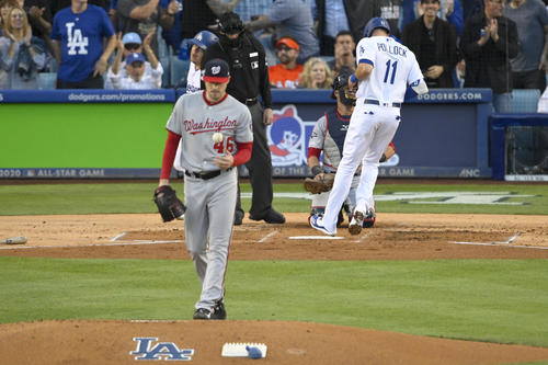 2回、押し出し四球で先制のホームを踏むドジャースのポラック（右）。投手コービン（AP）