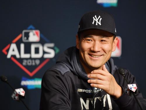 ツインズとの地区シリーズ第2戦に先発するヤンキース田中は、笑顔で抱負を話す（撮影・菅敏）