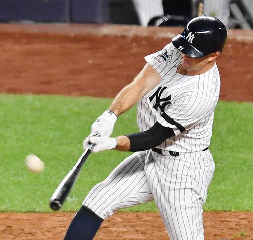 地区シリーズ・ヤンキース対ツインズ第1戦、6回裏ヤンキース2死、右越えに本塁打を放つヤンキース・ガードナー（撮影・菅敏）