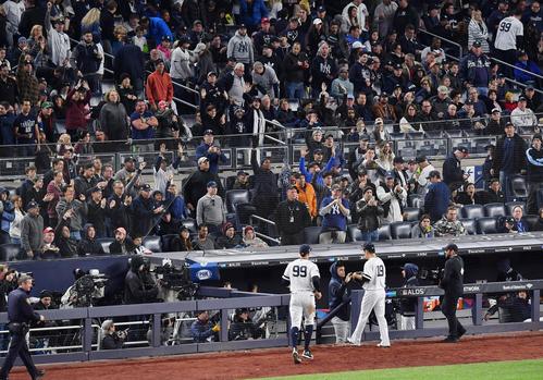 ツインズとの地区シリーズ第2戦に先発し、5回を投げ3安打1点で降板するヤンキース田中は、ナインにタッチで迎えらえる（撮影・菅敏）