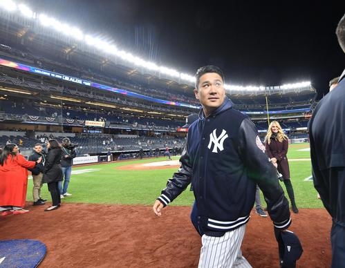 リーグ優勝決定戦シリーズ進出に王手をかけ、勝利投手のヤンキース田中は、まい夫人らがいるスタンドを見上げながら引き揚げる（撮影・菅敏）