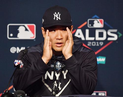 リーグ優勝決定戦シリーズ進出に王手をかけ、勝利投手のヤンキース田中は、試合後の会見で記者の質問に答える（撮影・菅敏）