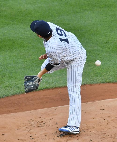 地区シリーズ・ヤンキース対ツインズ第2戦、1回表ツインズ1死一塁、ツインズ・クルーズの打球を受けるヤンキース田中（撮影・菅敏）