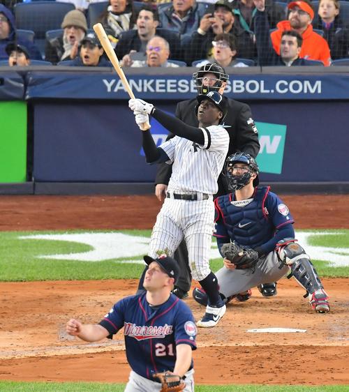 ツインズとの地区シリーズ第2戦、3回に満塁本塁打を放つヤンキース・グリゴリアス（撮影・菅敏）