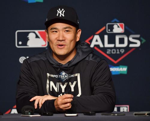 リーグ優勝決定戦シリーズ進出に王手をかけ、勝利投手のヤンキース田中は、試合後の会見で記者の質問に答える（撮影・菅敏）