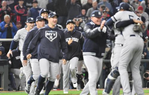 リーグ優勝決定戦に進出を決め、笑顔で歓喜の輪に向かうヤンキース田中（中央）（撮影・菅敏）