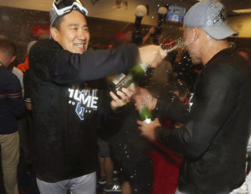 リーグ優勝決定シリーズ進出を決め、ジャッジ（右）とシャンパンファイトを楽しむヤンキース田中（共同）