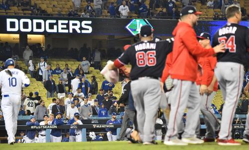 地区シリーズで敗退し、勝利に喜ぶナショナルズナインをぼうぜんと見つめるドジャース前田（左から3人目）らナイン（撮影・菅敏）
