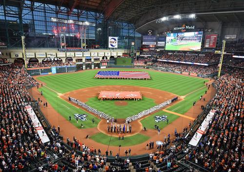 アストロズとのリーグ優勝決定シリーズのセレモニーで両軍が整列し、米国国旗が広げられる（撮影・菅敏）