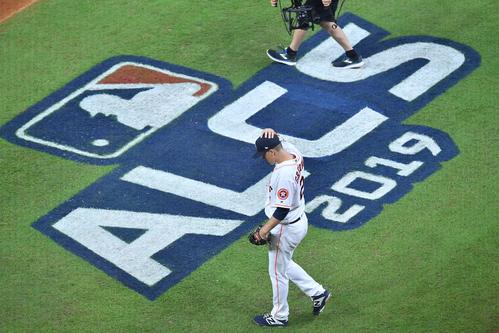 ヤンキースとのリーグ優勝決定シリーズの初戦に先発し、初回の投球を前にマウンドに向かうアストロズ・グリンキー（撮影・菅敏）