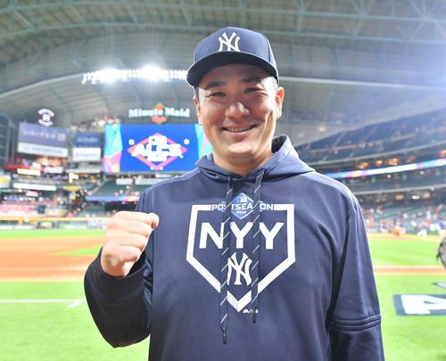 アストロズとのリーグ優勝決定シリーズの初戦に先発し、6回を投げ1安打無失点に抑え勝利投手のヤンキース田中は、笑顔でガッツポーズを見せる（撮影・菅敏）