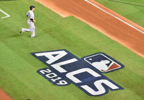 アストロズとのリーグ優勝決定シリーズの初戦に先発し、初回の投球を前にマウンドに向かうヤンキース田中（撮影・菅敏）