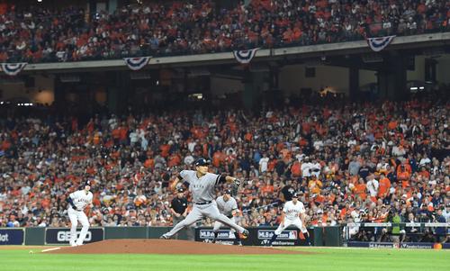 アストロズとのリーグ優勝決定シリーズの初戦に先発し、力投するヤンキース田中（撮影・菅敏）