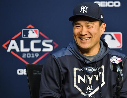 アストロズとのリーグ優勝決定シリーズの初戦に先発し、6回を1安打無失点に抑え勝利投手のヤンキース田中は、会見で笑顔を見せる（撮影・菅敏）