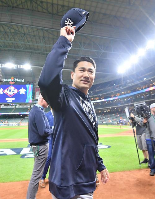 アストロズとのリーグ優勝決定シリーズの初戦に先発し、6回を投げ1安打無失点に抑え勝利投手のヤンキース田中将大は、ファンの歓声に笑顔で応える（撮影・菅敏）