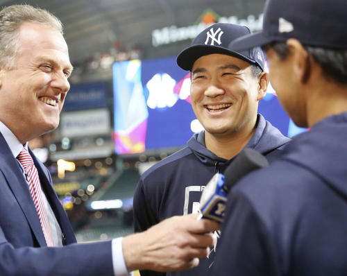 勝利投手となり、笑顔でインタビューに答えるヤンキース・田中（共同）