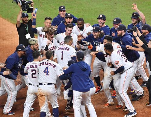 リーグ優勝決定シリーズ・アストロズ対ヤンキース第2戦、11回裏アストロズ無死、サヨナラの本塁打を放ち、歓喜の輪に跳び込むアストロズ・コレア（背番号1）（撮影・菅敏）