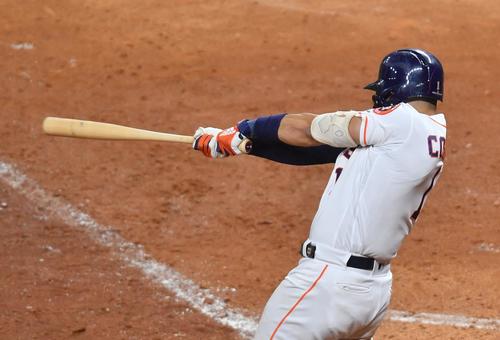 リーグ優勝決定シリーズ・アストロズ対ヤンキース第2戦、11回裏アストロズ無死、サヨナラの本塁打を放つアストロズ・コレア（撮影・菅敏）