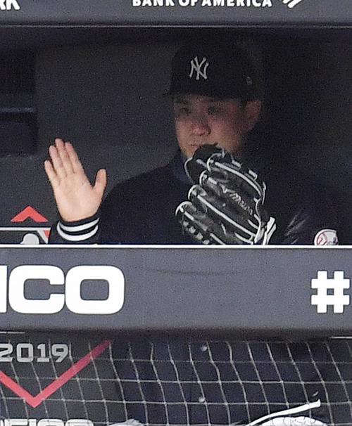 リーグ優勝決定シリーズ・ヤンキース対アストロズ第3戦、8回、味方の守備をベンチからグローブをつけて見守るヤンキース田中（撮影・菅敏）