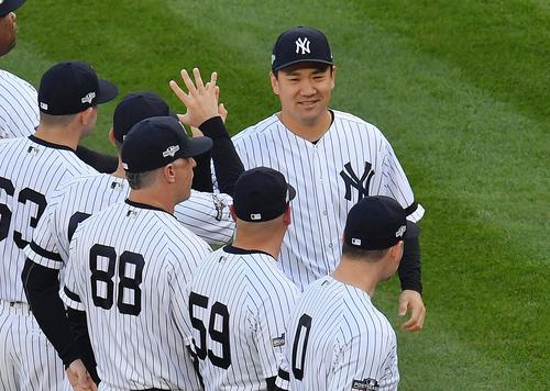 リーグ優勝決定シリーズ・ヤンキース対アストロズ第3戦、試合前のセレモニーでフィールドに登場し、ナインにタッチで迎えられるヤンキース田中（撮影・菅敏）