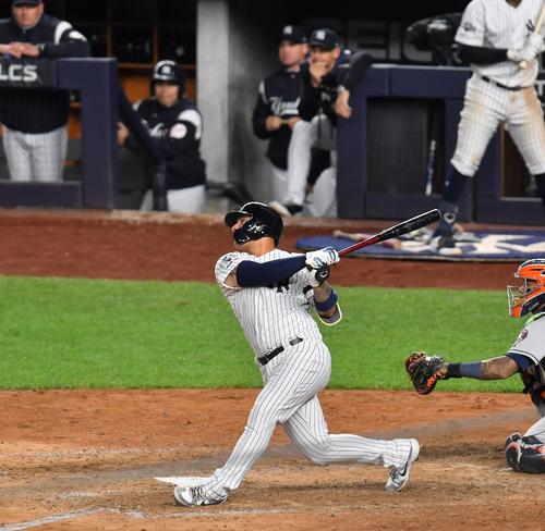 リーグ優勝決定シリーズ・ヤンキース対アストロズ第3戦、8回裏ヤンキース1死、右越えに本塁打を放つヤンキース・トーレス（撮影・菅敏）