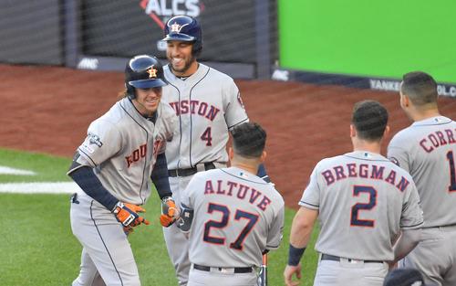 リーグ優勝決定シリーズ・ヤンキース対アストロズ第3戦、2回表アストロズ無死、右越えに本塁打を放ち、ナインに迎えられるアストロズ・レディック（左端）（撮影・菅敏）