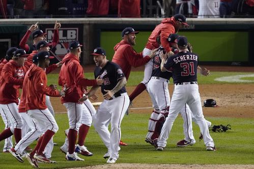 球団史上初のワールドシリーズ進出を決め、歓喜するナショナルズの選手たち（AP）