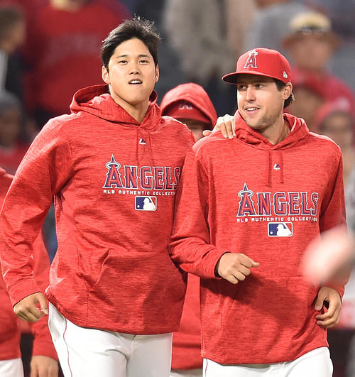 スカッグス投手（右）とエンゼルス大谷（2018年4月6日撮影）