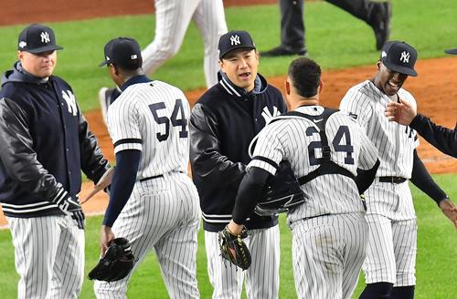 アストロズとのリーグ優勝決定シリーズ第5戦に勝利し、ナインをタッチで迎えるヤンキース田中（中央）（撮影・菅敏）