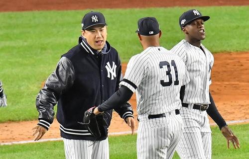 アストロズとのリーグ優勝決定シリーズ第5戦に勝利し、ヒックス（中央）をタッチで迎えるヤンキース田中（撮影・菅敏）