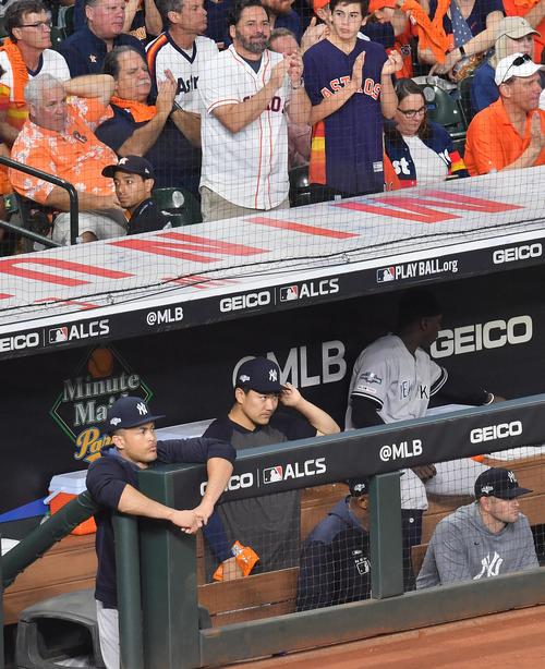 リーグ優勝決定シリーズ・アストロズ対ヤンキース第6戦、1回、味方の攻撃をベンチから見守るヤンキース田中（左から2人目）（撮影・菅敏）
