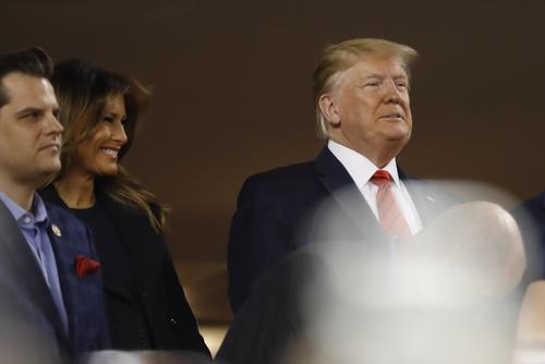 ワールドシリーズ第5戦を観戦するトランプ大統領（右）とメラニア夫人（AP）