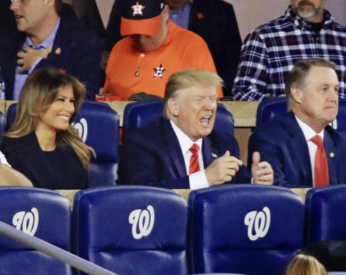 ワールドシリーズ第5戦を観戦するトランプ大統領（中央）とメラニア夫人（左）（共同）