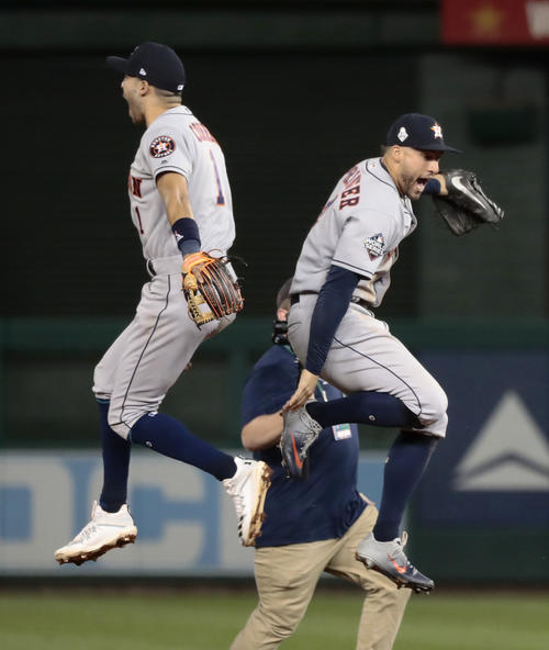 ナショナルズに勝利し、コレア（左）と喜ぶアストロズのスプリンガー（共同）