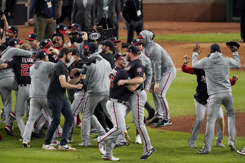 優勝の喜びを爆発させるナショナルズの選手たち（AP）