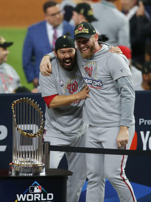 ワールドシリーズを初制覇し、抱き合って喜ぶナショナルズのスズキ（左）とストラスバーグ（USA　TODAY）