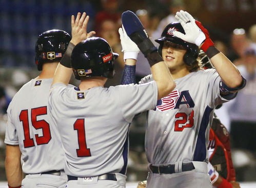 ドミニカ戦の3回、3点本塁打を放ちチームメートに迎えられる米国ボーム（右）（ゲッティ＝共同）