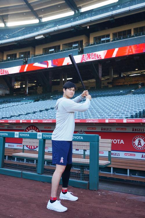 エンゼルスタジアムでインタビュー後、バットを持ってポーズをとる大谷