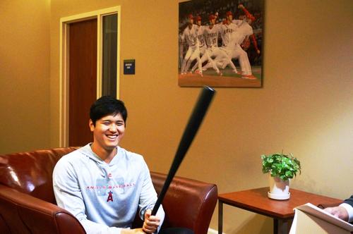 エンゼルスタジアムのインタビューで、バットを手に笑顔を見せる大谷