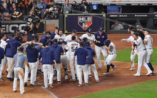 ア・リーグ優勝決定シリーズ第6戦、サヨナラの2点本塁打でワ－ルドシリーズ進出を決め、歓喜の輪に向かうアストロズ・アルテューベ（右から5人目）（2019年10月19日撮影＝菅敏）