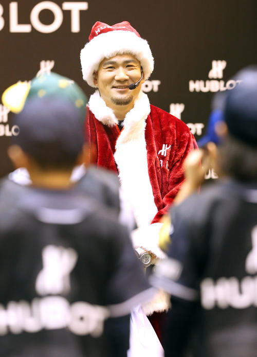 チャリティーイベントの野球教室にサンタクロースの衣装で登場したヤンキース田中（撮影・浅見桂子）
