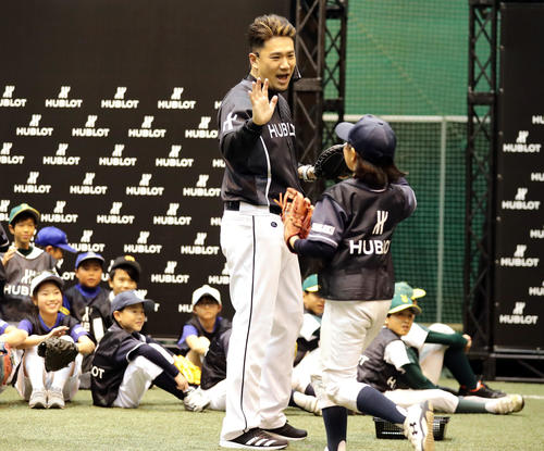 チャリティーイベントの野球教室で子どもたちとハイタッチするヤンキース田中（撮影・浅見桂子）
