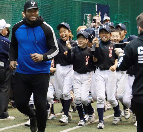 参加した少年選手たちを引き連れランニングするヤシエル・プイグ（撮影・中島郁夫）